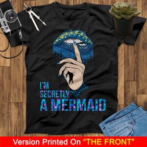 Peut inclure: T-shirt noir avec un motif de l&egrave;vres de sir&egrave;ne bleu et violet et le texte "I'm Secretly A Mermaid".