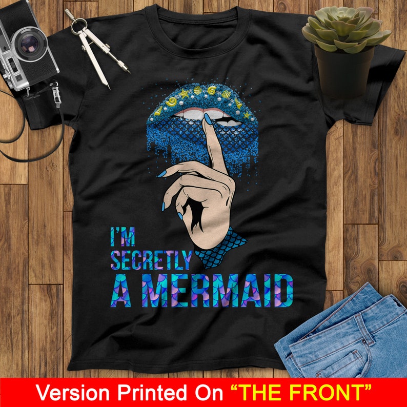 Peut inclure: T-shirt noir avec un motif de l&egrave;vres de sir&egrave;ne bleu et violet et le texte "I'm Secretly A Mermaid".