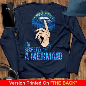 Peut inclure: Un t-shirt &agrave; manches longues bleu marine avec un motif de l&egrave;vres de sir&egrave;ne bleu et violet et le texte "I'm Secretly A Mermaid".
