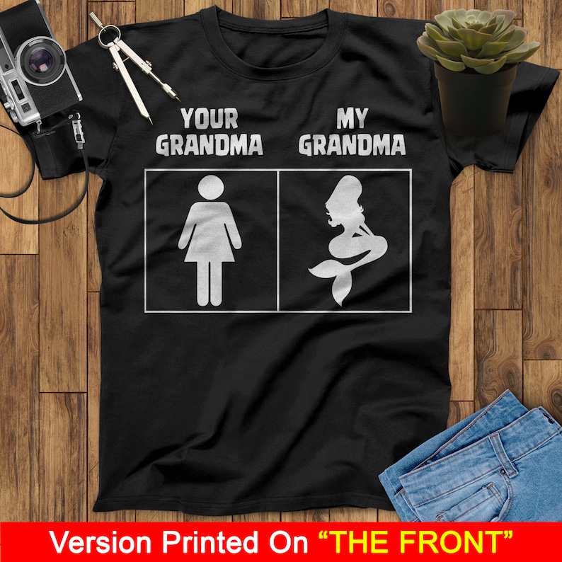 Może przedstawiać: Czarny T-shirt z białym tekstem, kt&oacute;ry brzmi "Your Grandma" i "My Grandma". Lewa strona koszulki przedstawia figurkę kobiety. Prawa strona koszulki przedstawia sylwetkę syreny.
