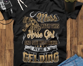 Puede incluir: Camiseta negra con un gráfico dorado de una cabeza de caballo y el texto "Mess with this Horse Girl and you will leave here a Gelding".