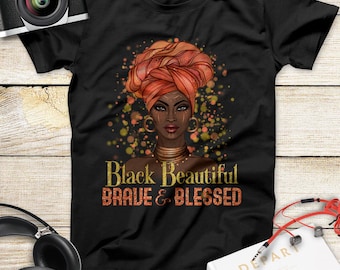 Puede incluir: Camiseta negra con un gráfico de una mujer con un pañuelo en la cabeza y el texto "Black Beautiful Brave & Blessed".