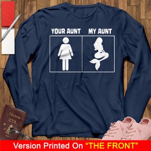 Puede incluir: Camiseta de manga larga azul marino con texto blanco que dice "Your Aunt My Aunt". El texto est&aacute; en un cuadro con una figura de palo de una mujer a la izquierda y una sirena a la derecha.