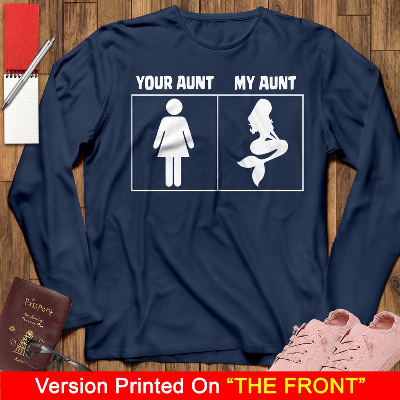Puede incluir: Camiseta de manga larga azul marino con texto blanco que dice "Your Aunt My Aunt". El texto est&aacute; en un cuadro con una figura de palo de una mujer a la izquierda y una sirena a la derecha.