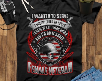 Puede incluir: Camiseta negra con un diseño de bandera estadounidense roja, blanca y azul y el texto "I wanted to serve I volunteered to serve I knew what I was doing and I'd do it again" y "Female Veteran".