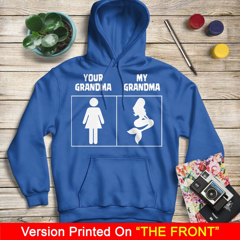 Może przedstawiać: Niebieska bluza z kapturem z białym napisem "Your Grandma" i "My Grandma" oraz grafiką kobiety i syreny.