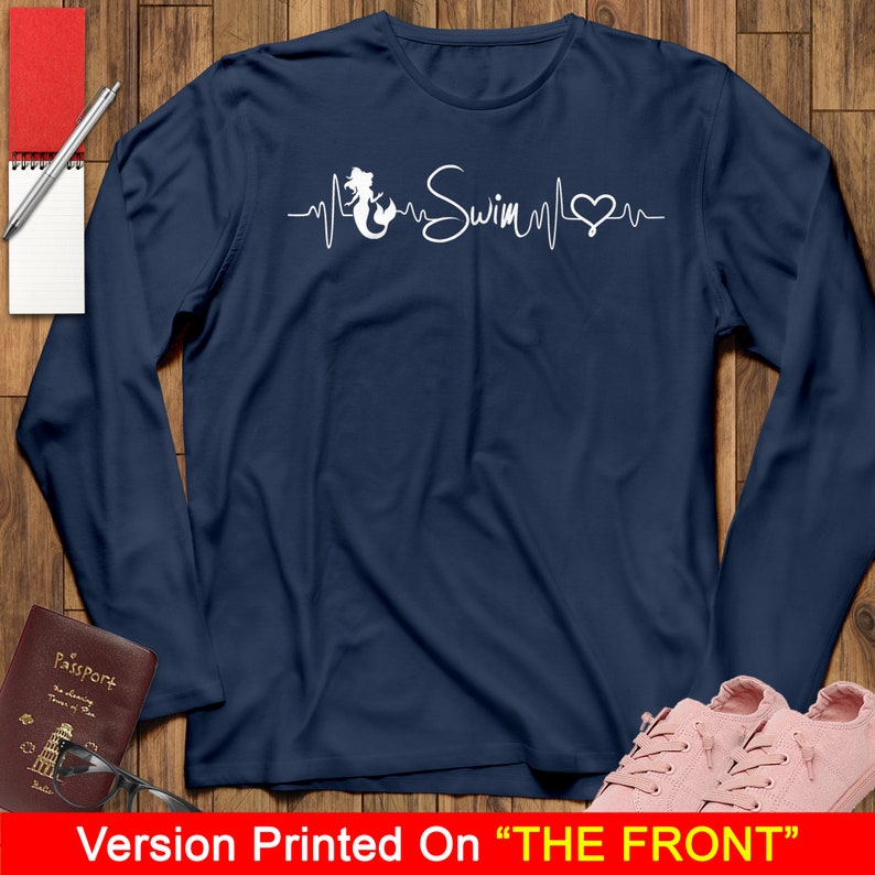Puede incluir: Camiseta de manga larga azul marino con un gr&aacute;fico blanco de sirena y latido del coraz&oacute;n. El gr&aacute;fico dice "Swim".