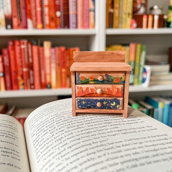 Commode Archéron miniature | Inspiré d'ACOTAR | Un parvis d'épines et de roses | Réserver un cadeau | Accessoire de bibliothèque