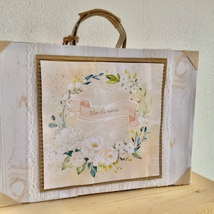 Romantische böhmische Hochzeiturne in Form eines Pappkoffers mit Holzimitat, beigen Blumen und Spitze