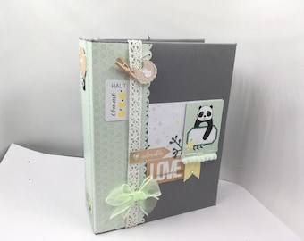 Album scrapbooking,album photos naissance,garçon,gris, vert et jaune pastel