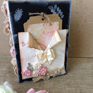 Shabby-Chic-Fotoalbum in Form einer Box mit drei sehr romantischen kleinen Blättchen „Zeit vertreiben“.