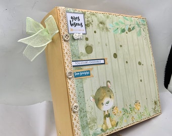 Album scrapbooking pour naissance couleurs caramel vert animaux de la forêt  pour 50  photos de bb