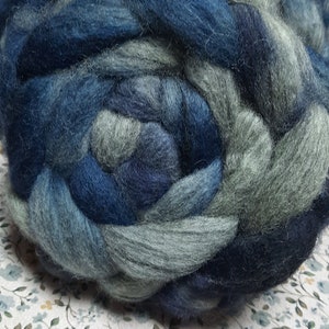 New: hand-dyed top british gray BFL -blue sheep-
