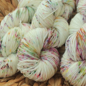 Remaining quantities: Silkydreams -Spring Speckles light- 30% silk 400 m/100g,