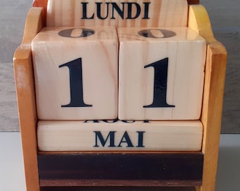 calendrier perpetuel en bois vernis