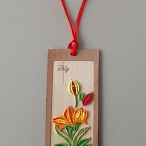 tres joli marque page en bambou et fleur tressée en carton renforcé