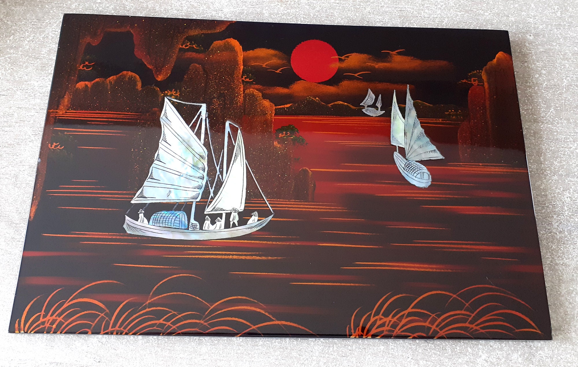 Joli Tableau Laqué sur Nacre de La Baie d'along