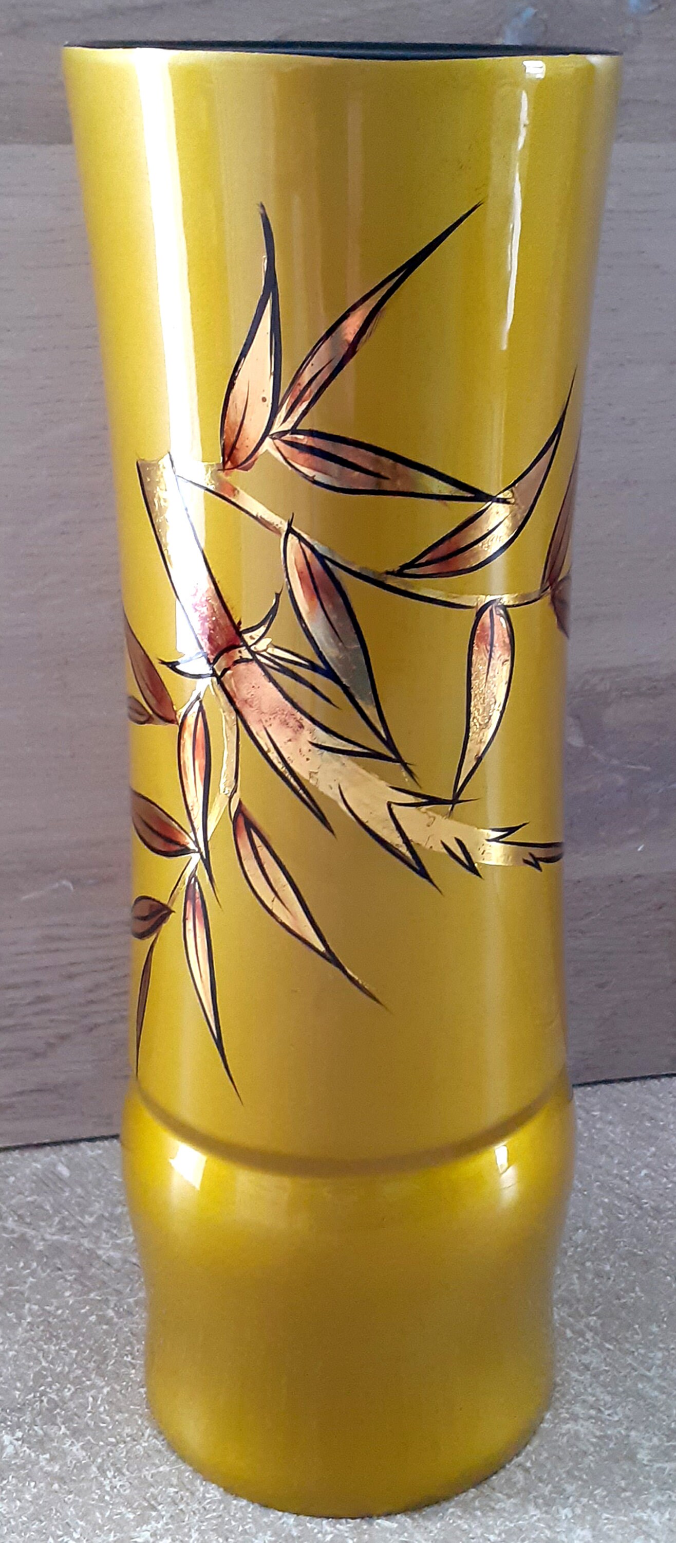 Beau Vase Laqué sur Bois avec Motif Fleur Or