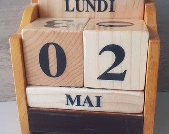 calendrier perpetuel en bois vernis