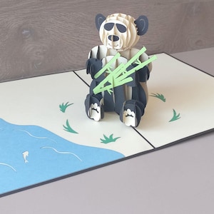 biglietto pop-up del panda che mangia la sua foglia di bambù