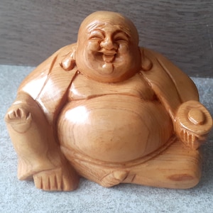 Buda risonho em madeira envernizada
