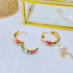 Floral Elegance: Enamel Gold Hoop Earrings With Vibrant Pink  display picture 1