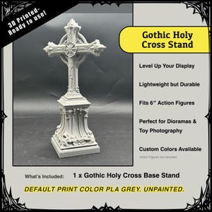 Może przedstawiać: Szary, drukowany w 3D stojak Gothic Holy Cross. Stojak przeznaczony jest do trzymania figurek o wysokości 15 cm i jest idealny do dioram i fotografii zabawek. Tekst na zdjęciu mówi "3D Printed - Ready to use!" i "Gothic Holy Cross Stand."