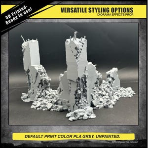 Può includere: Un accessorio per diorama grigio stampato in 3D raffigurante un edificio in rovina. Il modello non è verniciato e presenta danni e detriti dettagliati. Il testo sull'immagine recita "VERSATILE STYLING OPTIONS" e "3D Printed - Ready to use!"