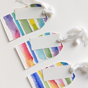 SEGNAPOSTO dipinto a mano ARCOBALENO - con tag per il nome e nastro