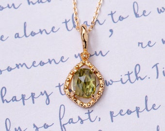 Dainty Peridot Necklace-Green Crystal Charm Necklace-August Birthstone Pendant-Gold Vermeil Vintage Style Necklace-Minimalist Summer Style