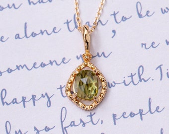 Collier péridot délicat-Collier de charme en cristal vert-Pendentif en pierre de naissance d’août-Collier de style vintage Vermeil en or-Style d’été minimaliste