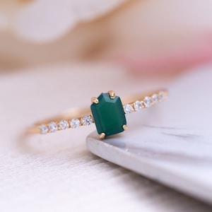 Green Agate Ring-Small Green Crystal Gemstone Ring with Eternity Band-Shinny Emerald Dainty Ring-May Birthstone Delicate Jewelry bff Gift