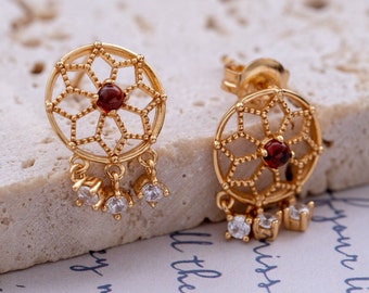 Dreamcatcher Red Garnet Earring-Delicate Crystal Ear Stud-Dainty Small Stud Boucles d’oreilles-Boho Filigree Tiny Boucles d’oreilles-Graduation Birthday Gift