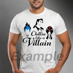 Pu&ograve; includere: Maglietta bianca con una grafica nera di tre cattivi Disney, Malefica, Gaston e Jafar, con il testo "Chillin like a Villain".