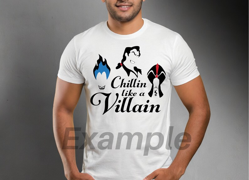 Pu&ograve; includere: Maglietta bianca con una grafica nera di tre cattivi Disney, Malefica, Gaston e Jafar, con il testo "Chillin like a Villain".
