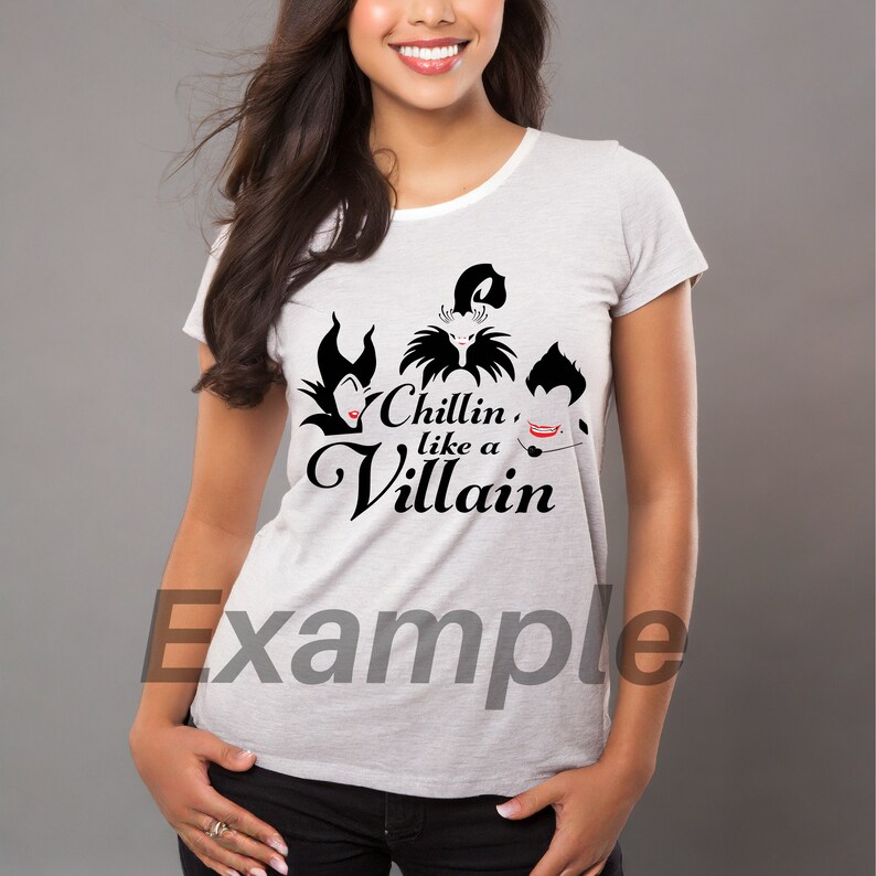Pu&ograve; includere: Una maglietta bianca con una grafica nera di tre cattivi Disney, Malefica, Ursula e Crudelia De Mon. Il testo "Chillin' like a Villain" &egrave; stampato sotto i cattivi.