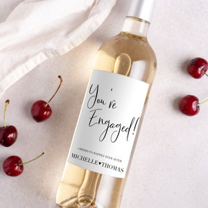 Verlovingswijnetiket, verlovingscadeau, past goed bij verlovingen, verlovingscadeau voor koppels, cadeau voor haar, verlovingskaart, cadeau bruid