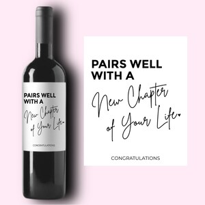 Pu&ograve; includere: Un'etichetta di bottiglia di vino con il testo "Pairs well with a new chapter of your life." e "Congratulations".