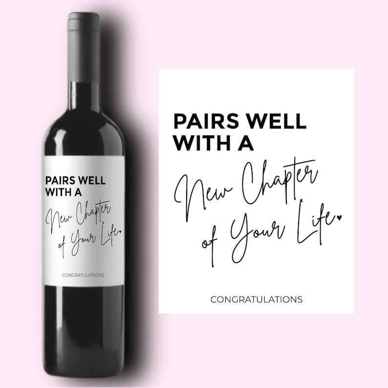 Pu&ograve; includere: Un'etichetta di bottiglia di vino con il testo "Pairs well with a new chapter of your life." e "Congratulations".