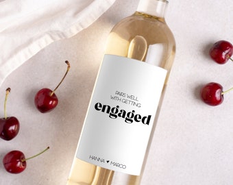Etiqueta de vino de compromiso, regalo de compromiso personalizado, combina bien con compromisos, regalo de compromiso para parejas, tarjeta de compromiso, regalo de novios