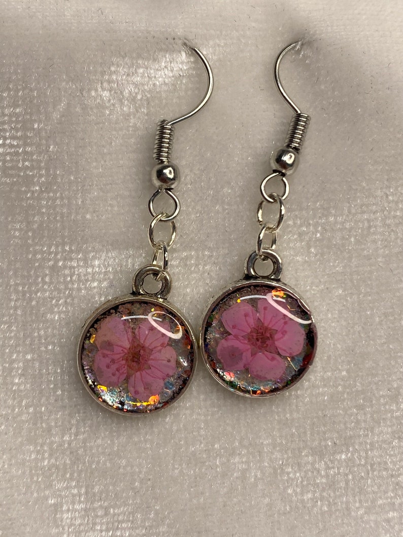 Pink flower resin dangle earrings
