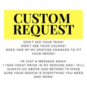 Puede incluir: Fondo amarillo con texto negro que dice "CUSTOM REQUEST" y luego explica que el vendedor est&aacute; encantado de personalizar los dise&ntilde;os para que se ajusten a las necesidades del cliente. El texto dice "&iquest;No ves tu equipo? &iquest;No ves tus colores? &iquest;Necesitas que uno de mis dise&ntilde;os se modifique para que se ajuste a tus necesidades? &iexcl;Estoy a un mensaje de distancia! Me enorgullezco de mis dise&ntilde;os y siempre har&eacute; todo lo posible para que tu dise&ntilde;o sea todo lo que necesitas y m&aacute;s!"