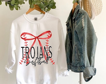 Op de afbeelding: Wit sweatshirt met een rode baseball-thema strik en de tekst "Trojans Softball" gedrukt op de voorkant.