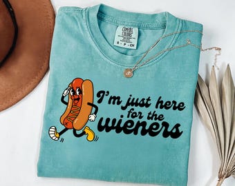 Solo estoy aquí por las salchichas PNG / Camiseta divertida de perrito caliente / Día de la Independencia PNG / Salchichas patrióticas americanas retro