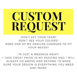 Puede incluir: Fondo amarillo con texto negro que dice "CUSTOM REQUEST" y luego explica que el vendedor est&aacute; encantado de personalizar los dise&ntilde;os para que se ajusten a las necesidades del cliente. El texto dice "&iquest;No ves tu equipo? &iquest;No ves tus colores? &iquest;Necesitas que uno de mis dise&ntilde;os se modifique para que se ajuste a tus necesidades? &iexcl;Estoy a un mensaje de distancia! Me enorgullezco de mis dise&ntilde;os y siempre har&eacute; todo lo posible para que tu dise&ntilde;o sea todo lo que necesitas y m&aacute;s!"