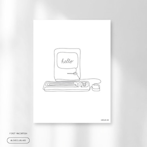 Puede incluir: Un dibujo minimalista a línea de un ordenador antiguo, que incluye un monitor con la palabra "hello", un teclado y un ratón. La obra de arte es en negro sobre un fondo blanco, evocando la nostalgia de los inicios de la informática.