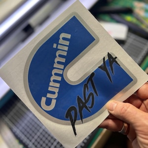 Cummins-sticker &#39;CUMMIN PAST YA&#39;, meerkleurig ontwerp