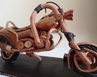 Statuetta di motocicletta in legno Harley Davidson/Motore in legno vintage/Modello di chopper in legno fatto a mano/Legno Harley Davidson/Regalo fatto a mano/FrendGift