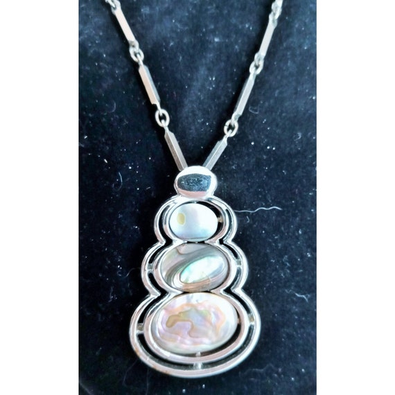 Mother of Pearl pendant graduated silvertone sett… - image 2