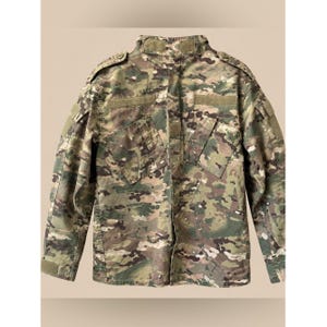 Peut inclure: Une veste à manches longues à motif camouflage composé de vert, de marron et de beige. La veste présente un col montant, des épaulettes, deux poches de poitrine à rabats inclinés et des bandes auto-agrippantes sur les manches.